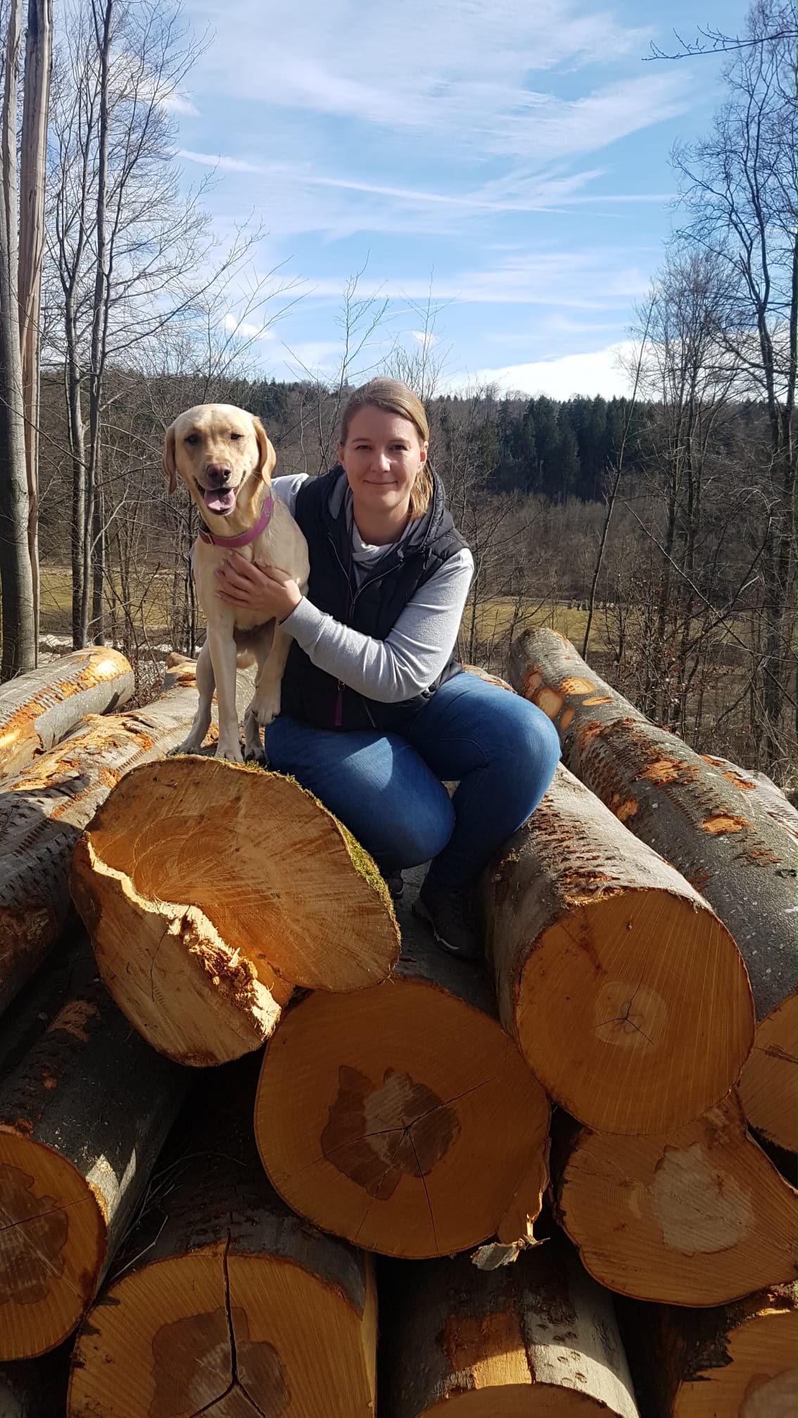 Christina, Mitarbeiterin bei Pudelwohl365, mit ihrer Hündin Bonny im Wald