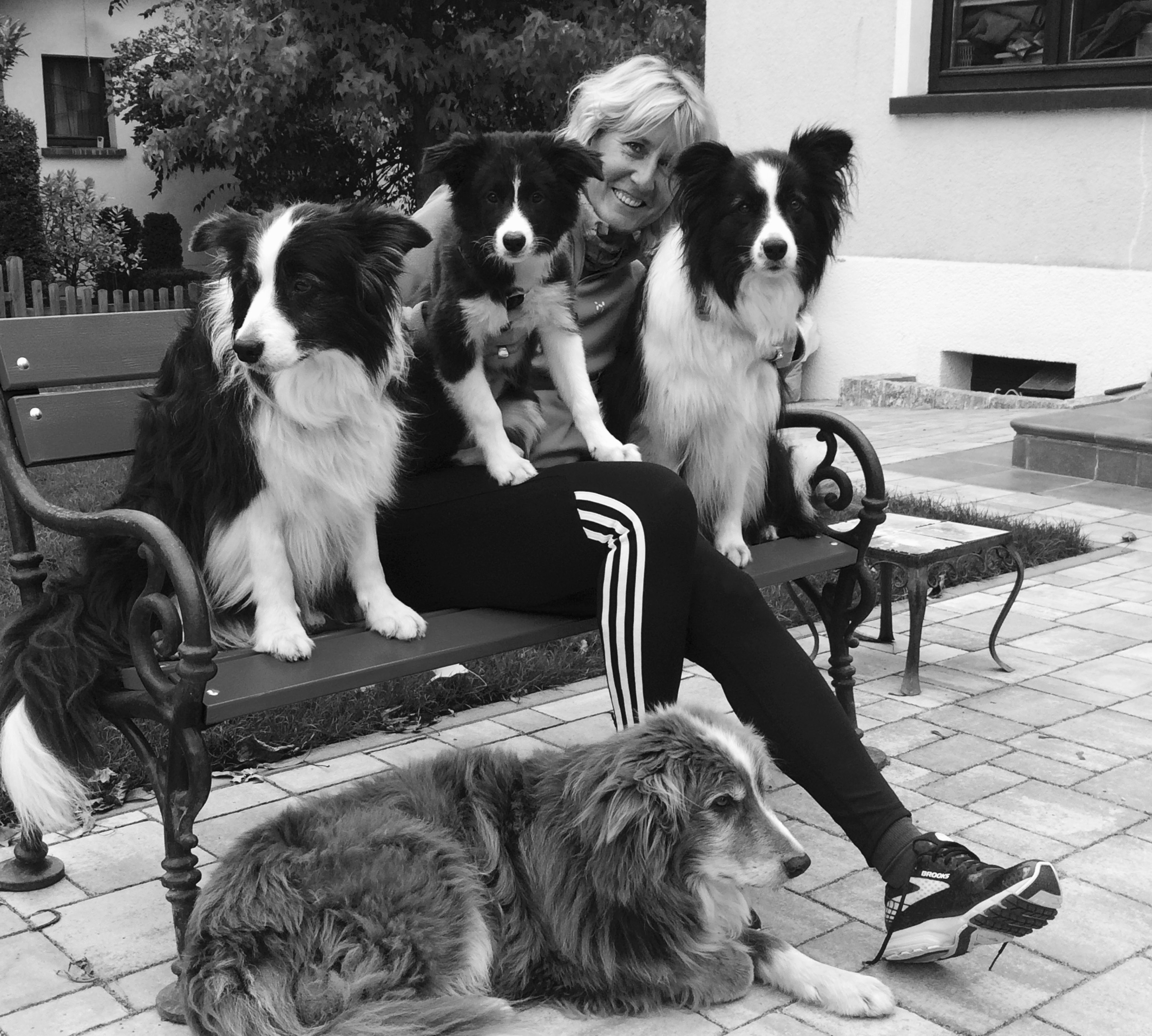 Heidi, Mitarbeiterin bei Pudelwohl365, mit ihren vier Hunden